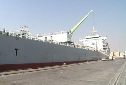 تخلیه دو کشتی اقیانوس پیمای حامل ۸۰ هزار تن روغن خام در بندر عباس