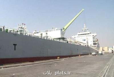 تخلیه دو کشتی اقیانوس پیمای حامل ۸۰ هزار تن روغن خام در بندر عباس