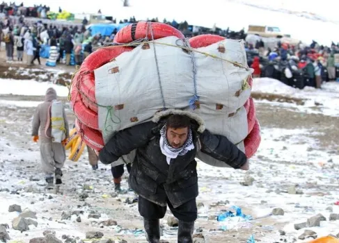 کولبری برای لقمه ای نان شغل پایدار جایگزین کولبری می شود