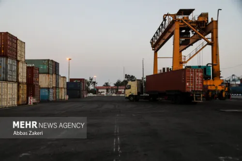 تخلیه موفق دو نگله فوق سنگین در اسکله ۳۵ بندر شهید رجایی